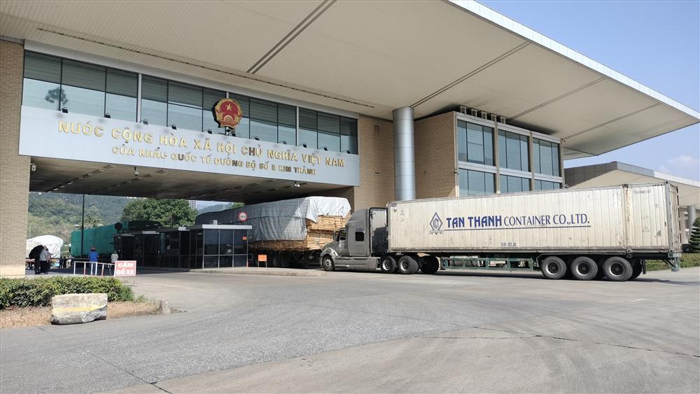 Tổng giá trị xuất - nhập khẩu qua cửa khẩu Lào Cai đạt gần 1,9 tỷ USD